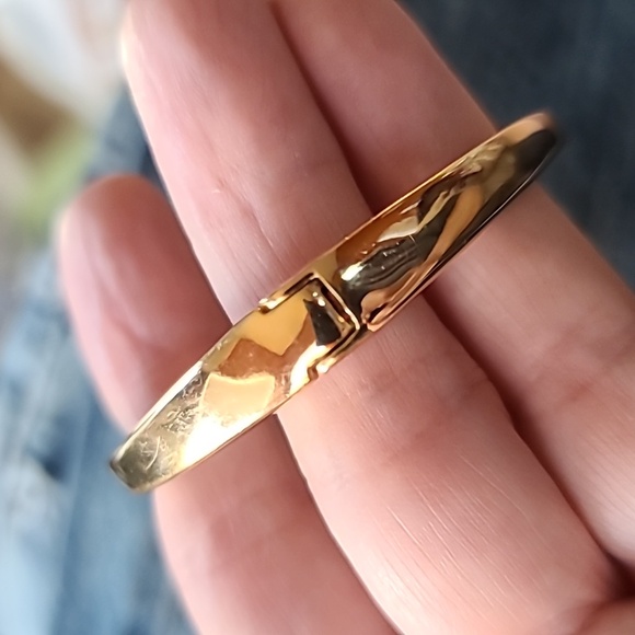 Kate Spade "SPOT THE SPADE โ ๏ธ " Gold Hinged Bangle w Inset Swarovski Crystal! - Picture 3 of 13